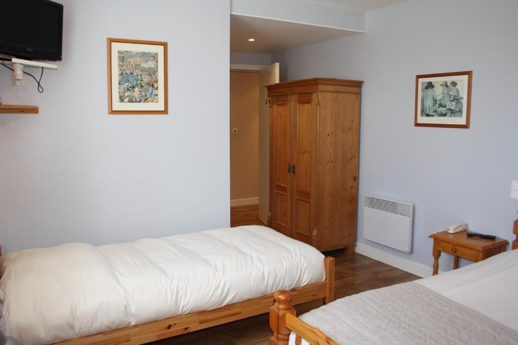 Auberge De Saint Julien Aux Bois Room photo